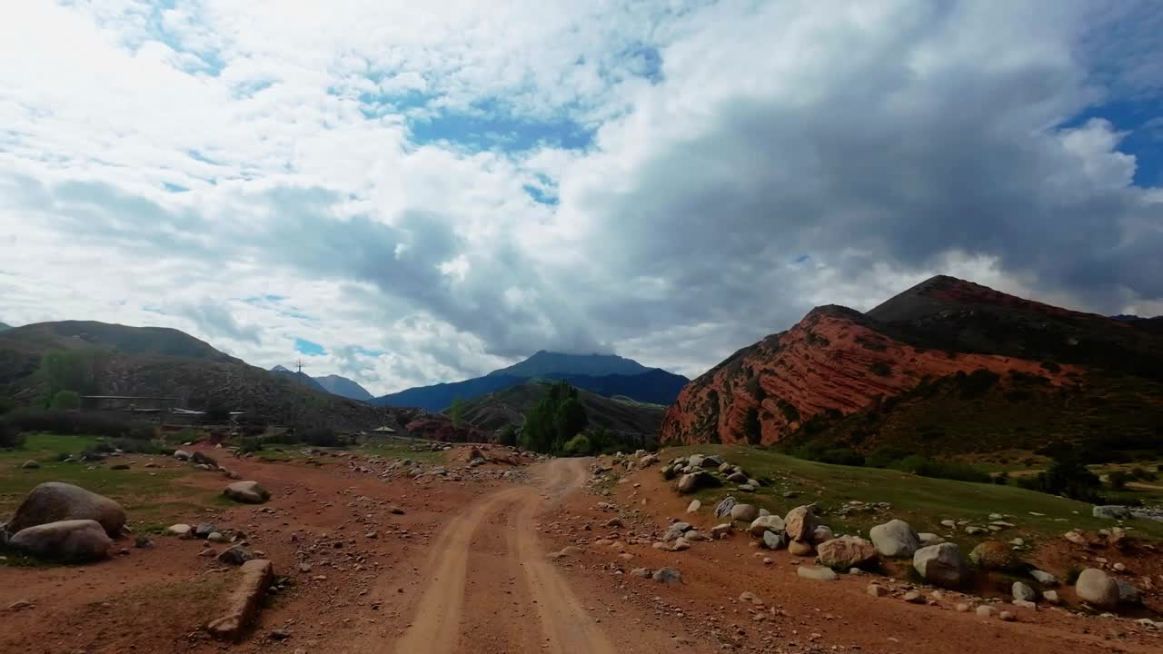 在云层下夏季峡谷的红色岩层中移动视频素材