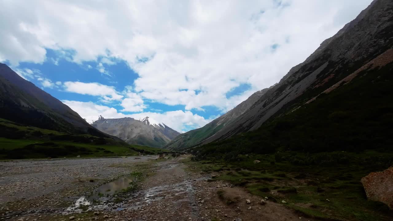 多云的天空下，夏日峡谷里沿着山河岸的岩石小径视频素材