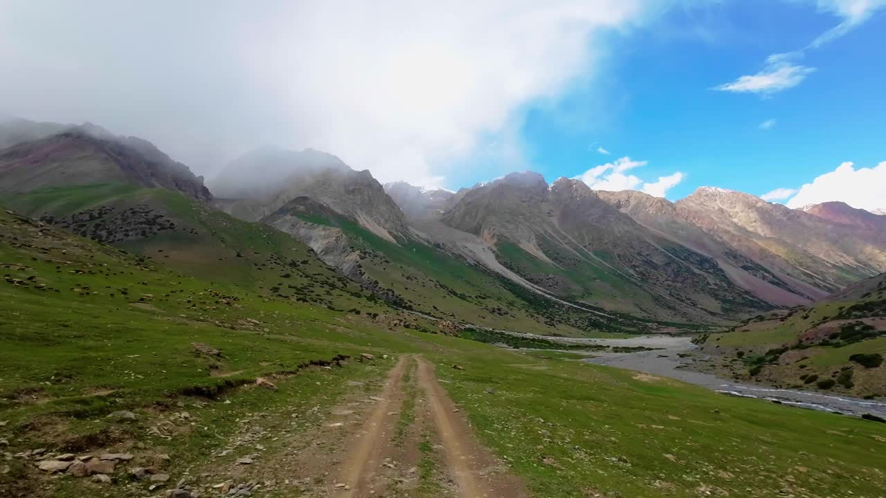 在多云的夏日峡谷中，沿着风景秀丽的山畔旅行视频素材