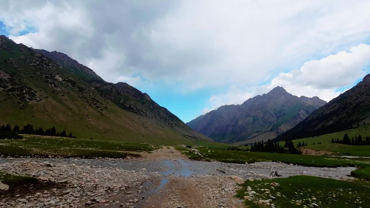 雨中涉水过山涧视频素材