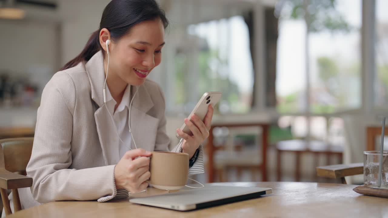 亚洲女商人使用智能手机视频素材