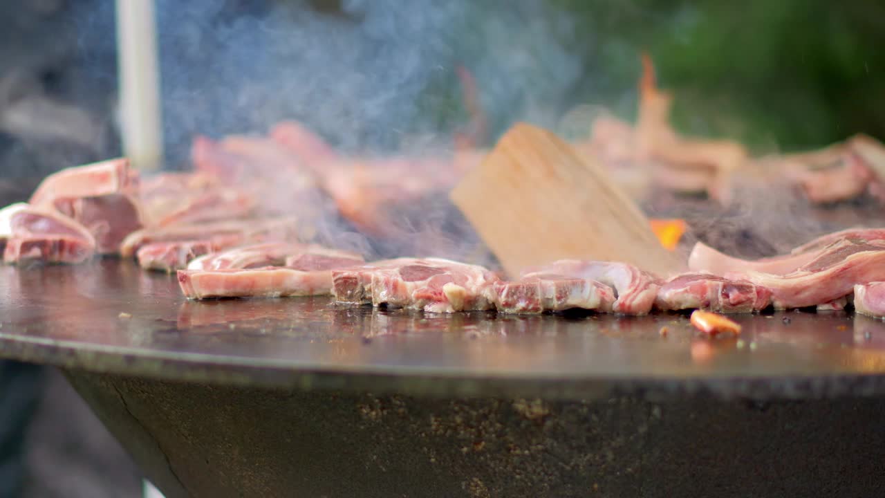 专业烤肉店的烤肉视频下载