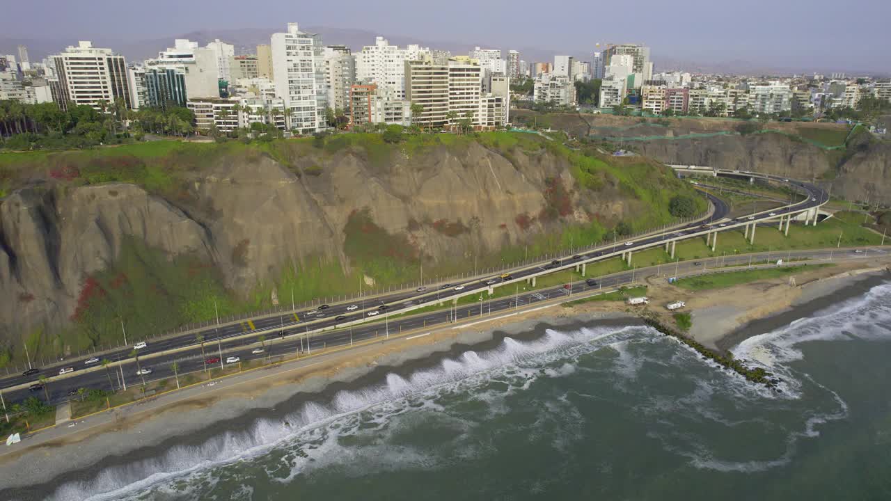 俯瞰利马的绿海岸和米拉弗洛雷斯木板路。视频素材