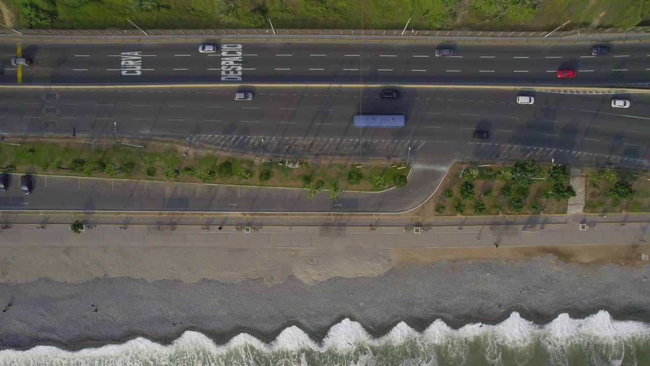 俯瞰利马的绿海岸和米拉弗洛雷斯木板路。视频素材