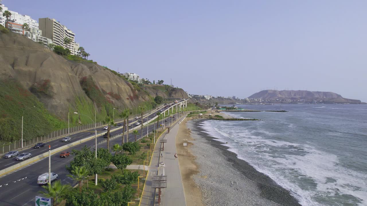 俯瞰利马的绿海岸和米拉弗洛雷斯木板路。视频素材