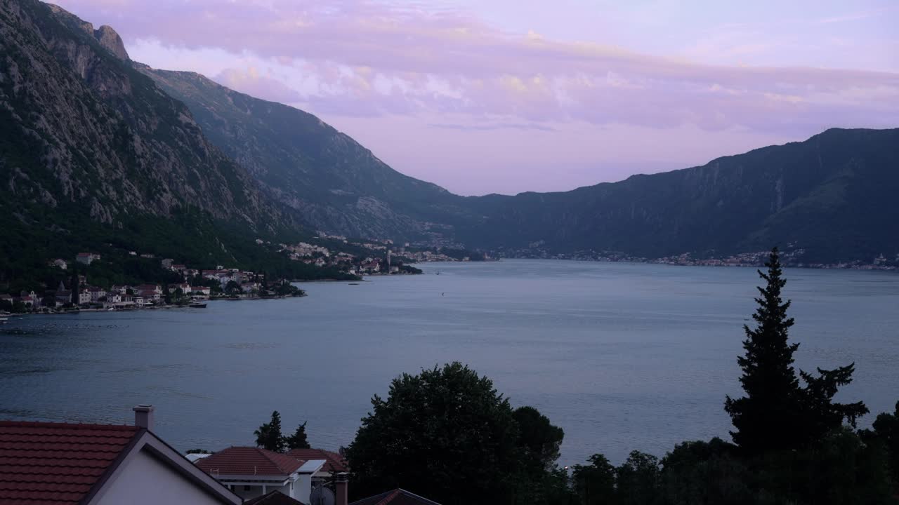 黑山科托尔湾和周围山脉的宁静夜景视频素材