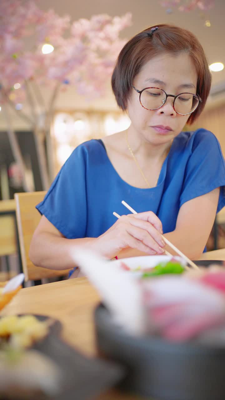 在日本餐厅吃日本菜的女人视频素材