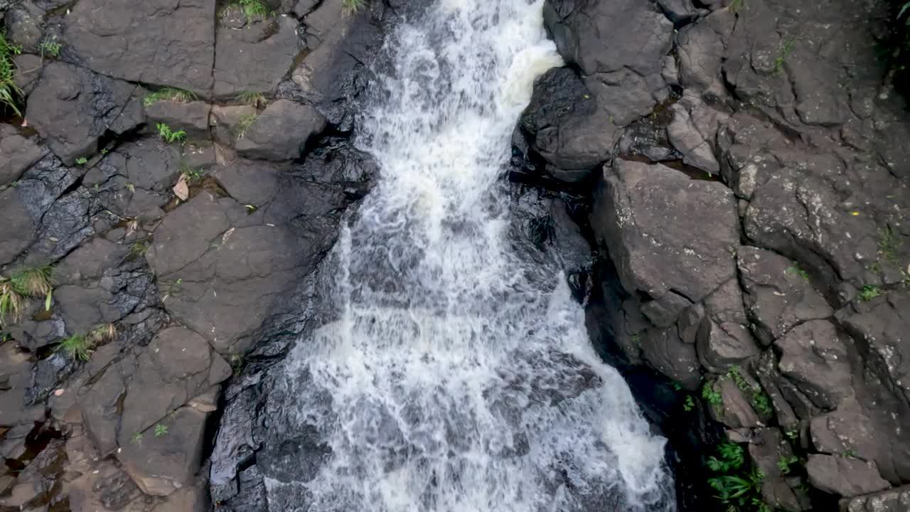 瀑布在岩石地形上流动视频素材