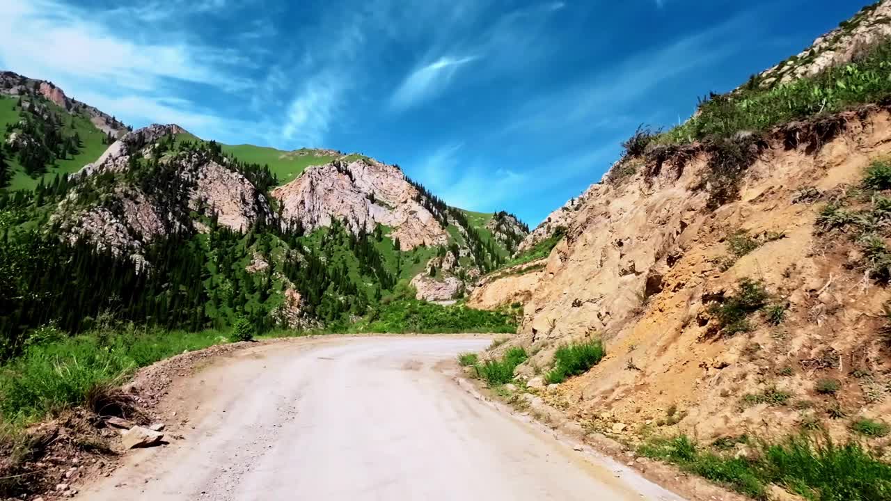 在一个阳光明媚的夏日早晨，开车进入山林视频素材