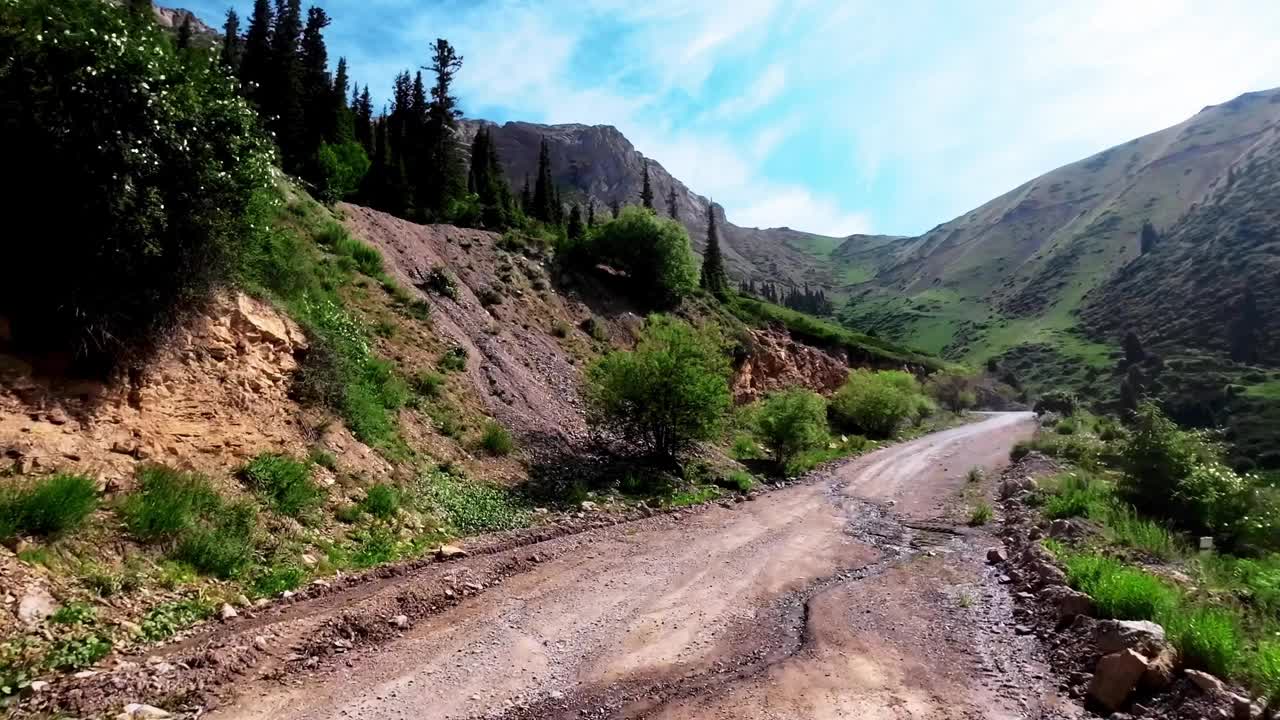 夏天走土路上山视频素材