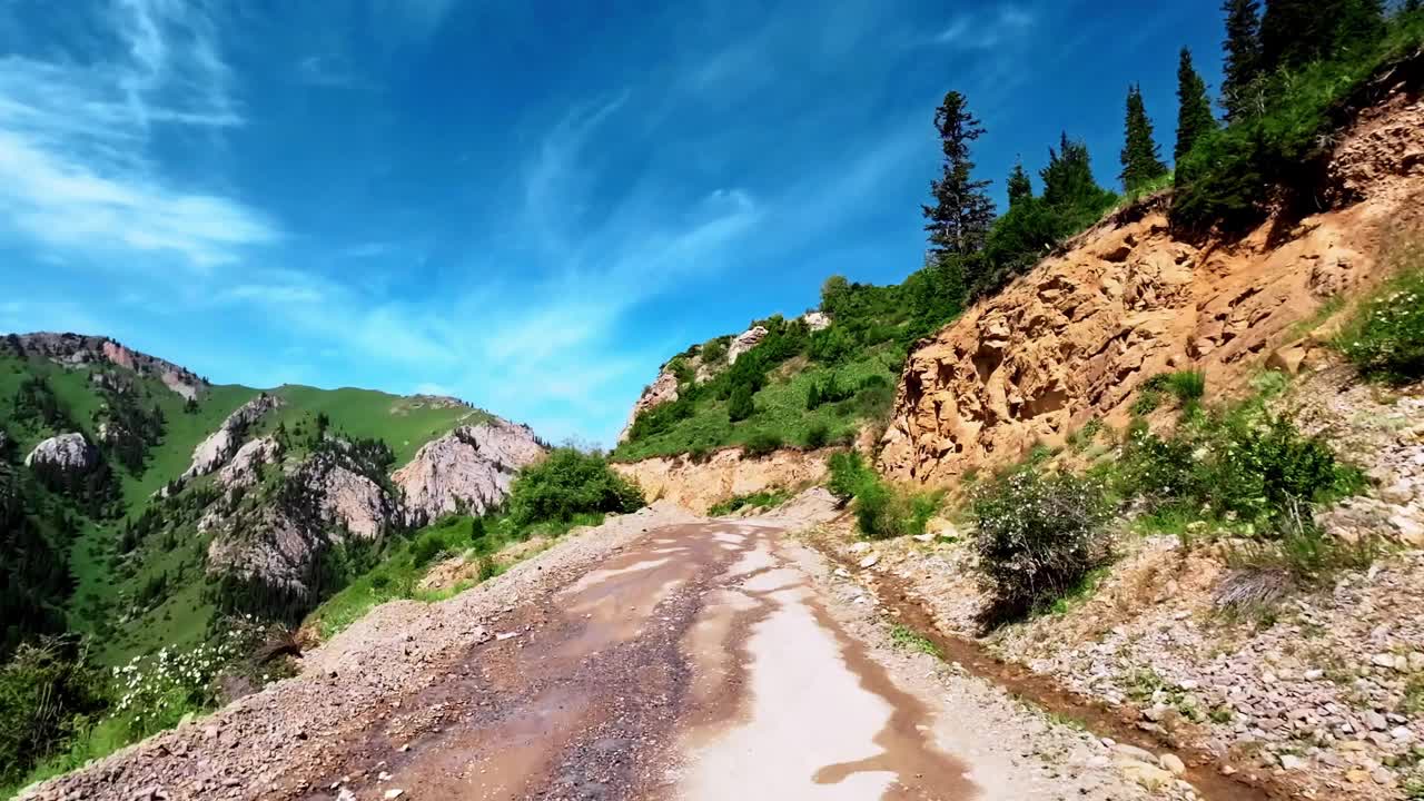 夏天开车沿着土路去山口视频素材