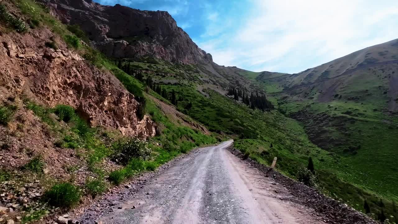 在夏天，沿着一条通往山口的土路前进视频素材