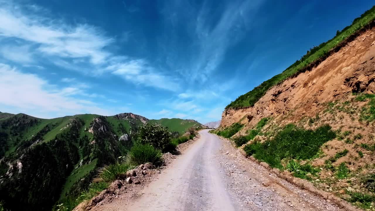 夏天沿着土路爬到山口视频素材