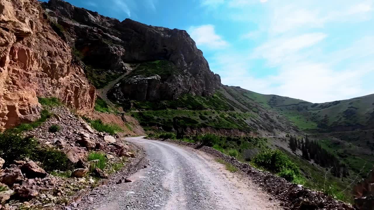 夏天的时候，沿着一条土路爬到山口视频素材