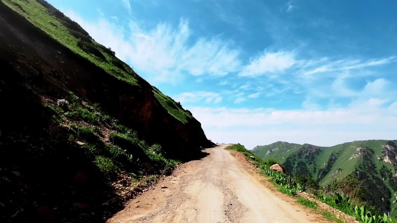 夏天沿着土路爬到山口视频素材