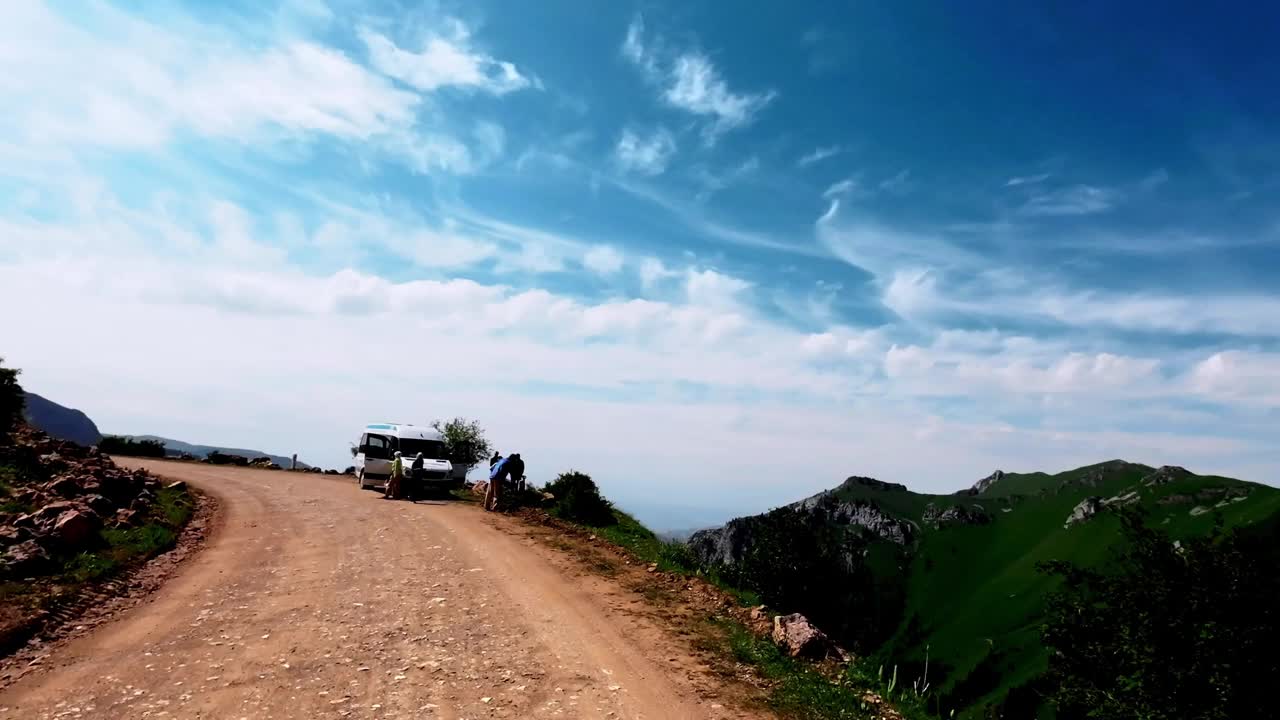 夏天走土路上山视频素材