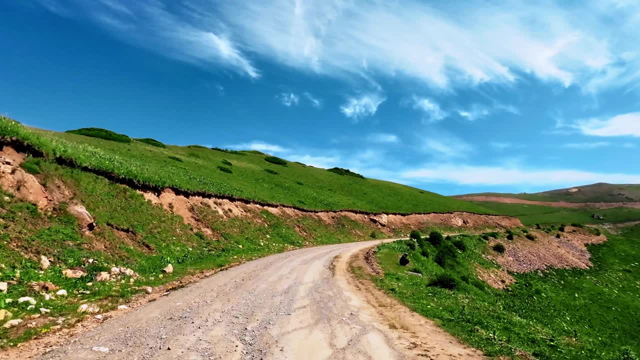 夏天开车沿着土路去山口视频素材