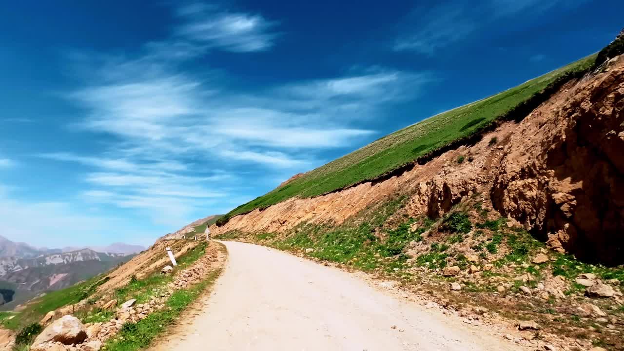 夏天的时候，沿着一条土路爬到山口视频素材