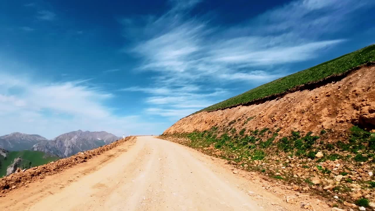 夏天沿着土路爬到山口视频素材