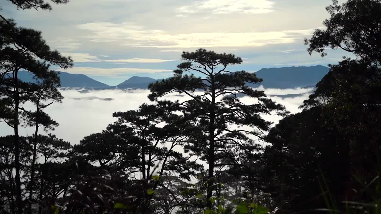 清晨的大雾笼罩着群山。视频素材