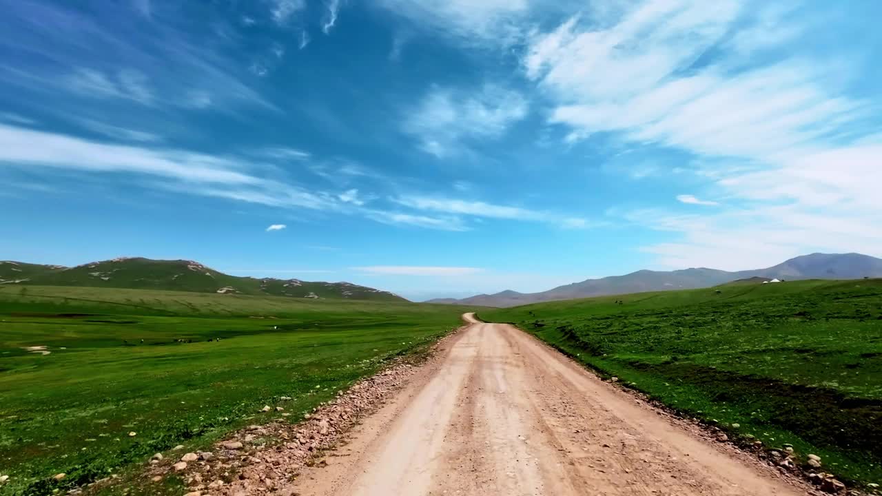 在泥泞的道路上驶向高地湖岸视频素材