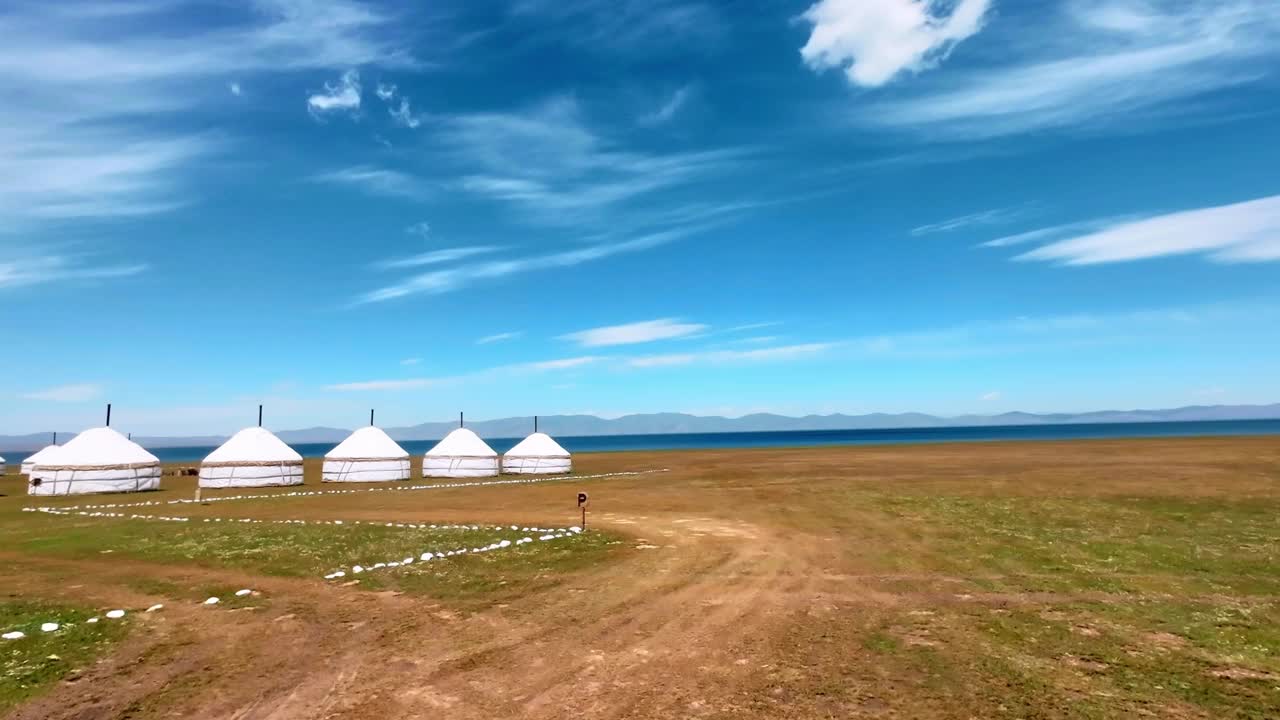 蒙古包营地在山上的湖岸视频素材