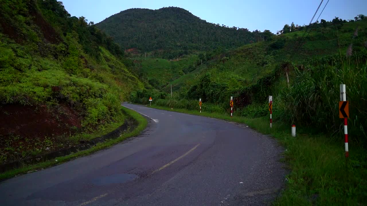 这条路在清晨的高山上。视频下载