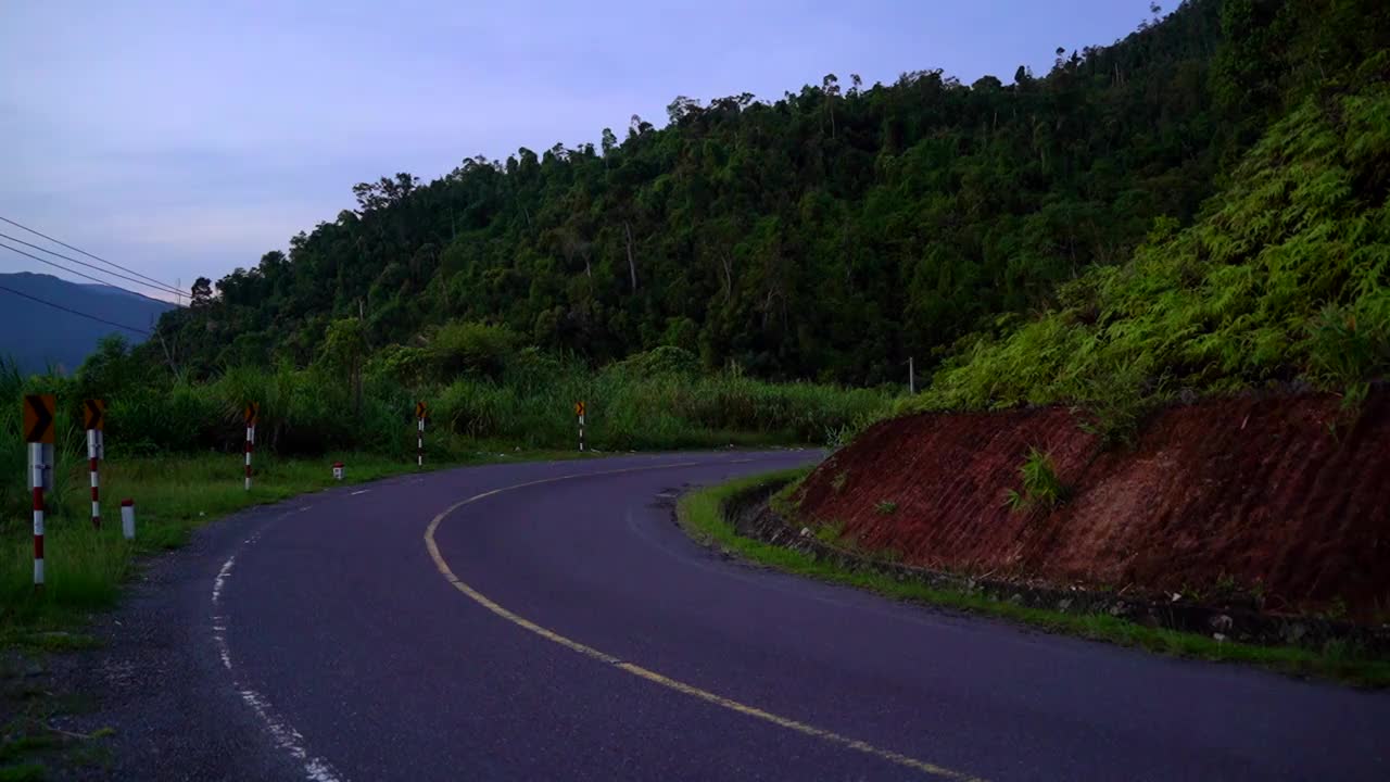 这条路在清晨的高山上。视频下载