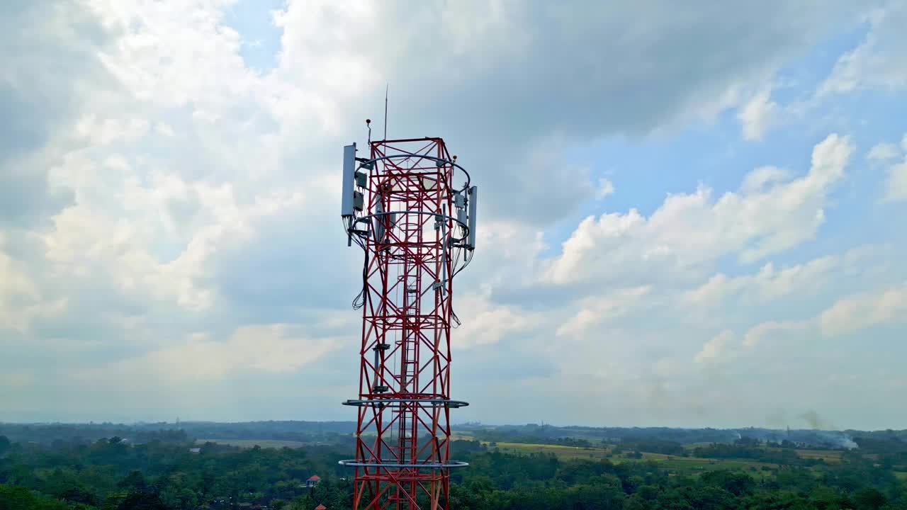 5g高塔矗立在农村地区的蓝天背景下。概念通信基础设施。鸟瞰图电信塔天线和卫星传输蜂窝移动4k信号视频素材