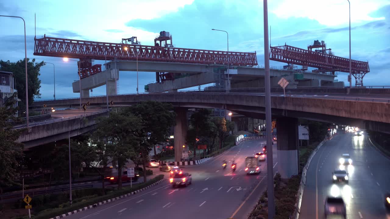 高速公路繁忙街道上架桥机。视频素材