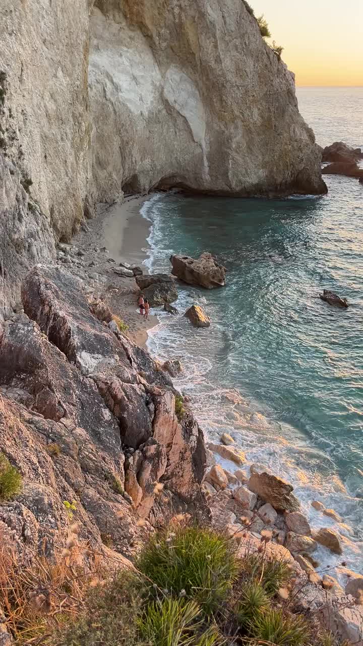 希腊爱奥尼亚海，莱夫卡达岛，阿吉亚斯·尼基塔斯海滩附近的美丽日落视频素材