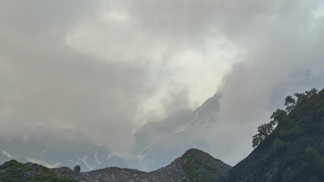 在印度喜马偕尔邦的巴卡尔萨奇，云彩在夜晚移动在山峰上。旅行，冒险和徒步旅行的背景。探索喜马拉雅山脉的偏远地区。视频素材