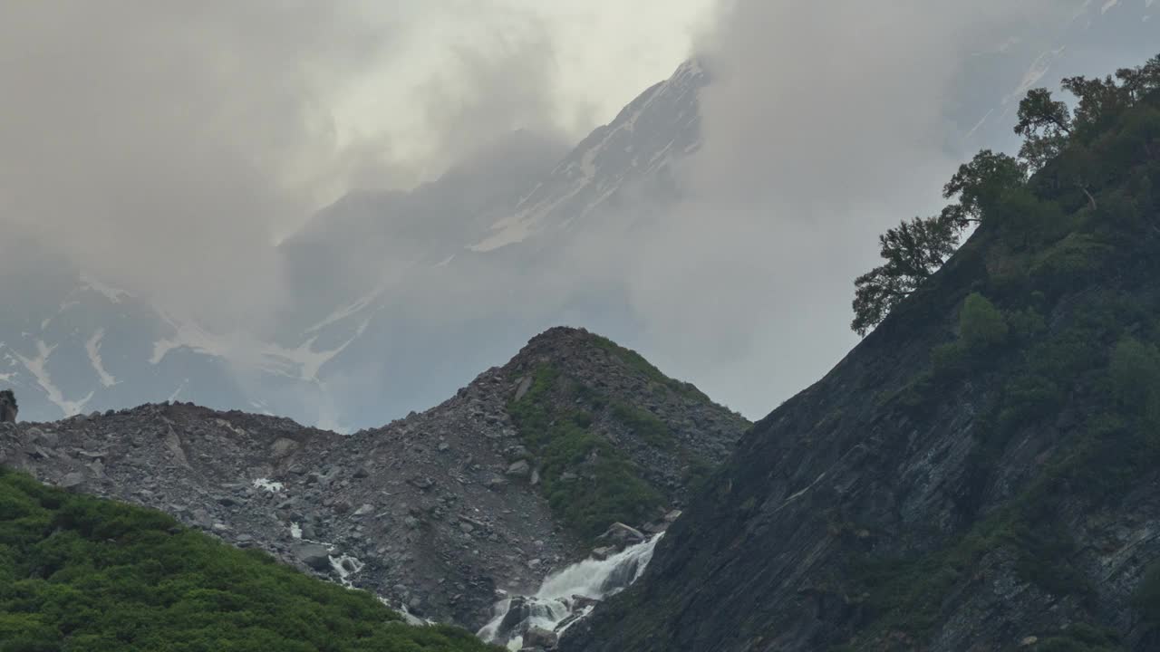 4K延时云和瀑布在山上。从比亚斯昆德流出的比亚斯河。有旅游和度假背景。季风云在山上移动。视频素材