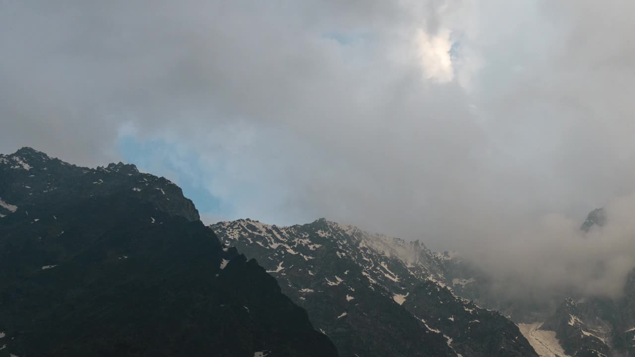 恶劣天气下喜马拉雅山上空移动的季风云。喜马拉雅山多变的气氛。山区的季风是有时间性的。风暴云背景视频素材