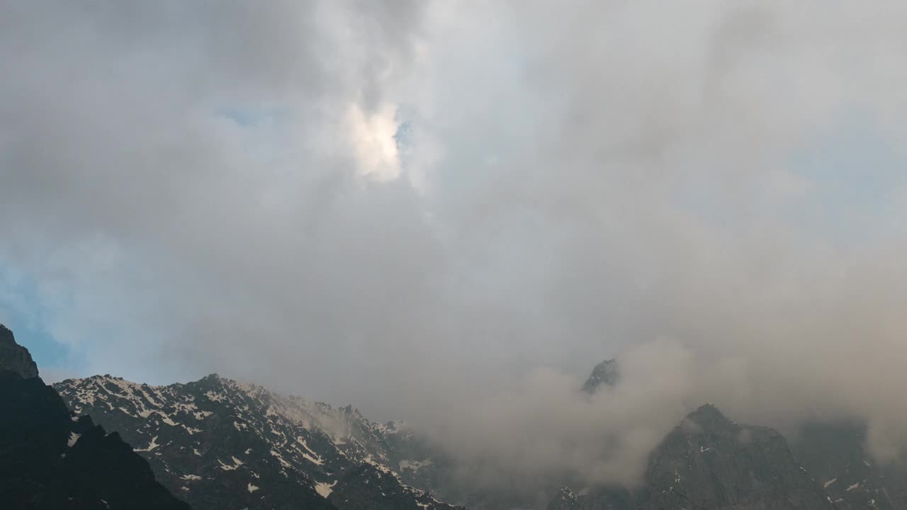 在印度喜马偕尔邦的bakar茅草大本营，黑暗的季风云在山上移动。日落时分，喜马拉雅山上空乌云密布。季风间隔拍摄。视频素材