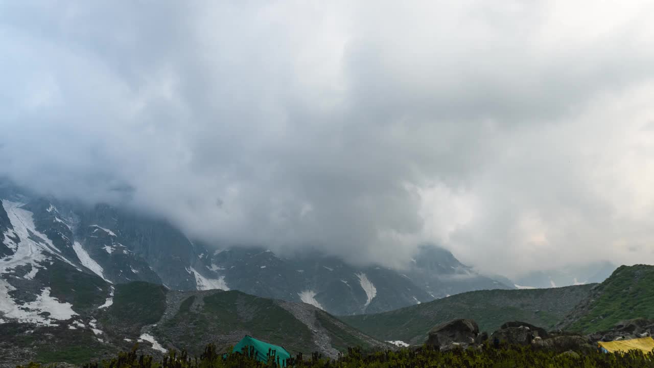 在印度喜马偕尔邦的马纳利，黑暗的季风云在山上移动。由于强季风性降雨的概念，云暴和洪水。视频素材