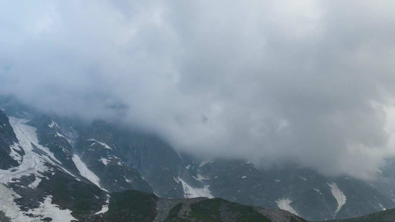 在印度喜马偕尔邦的bakar茅草大本营，黑色季风云在山上移动。日落时分，喜马拉雅山上空乌云密布。日落时云的时间差视频素材