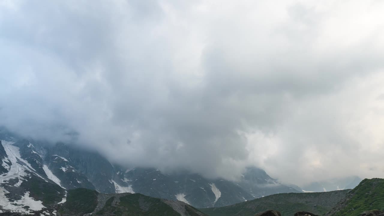 恶劣天气下喜马拉雅山上空移动的季风云。喜马拉雅山多变的气氛。山区的季风是有时间性的。风暴云背景视频素材