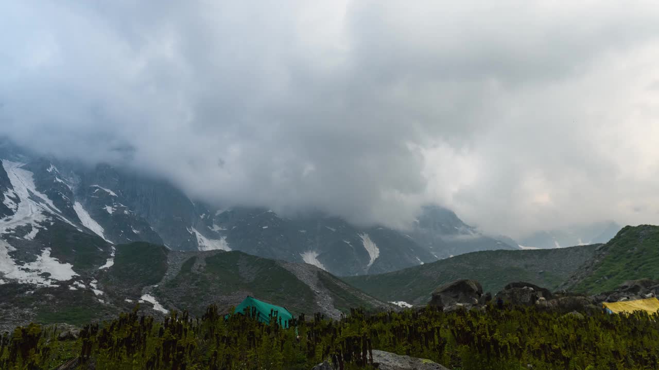 美丽雄伟的晚霞漫山越岭的景观。令人惊叹的自然光云景天空和乌云移动。夏季雷暴和乌云在喜马偕尔邦的山上移动视频素材