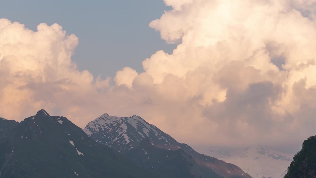 在印度喜马偕尔邦的bakar茅草大本营，日落时橙色的云在山上移动。戏剧性的夜空时间流逝。自然景观，旅游远足理念视频素材