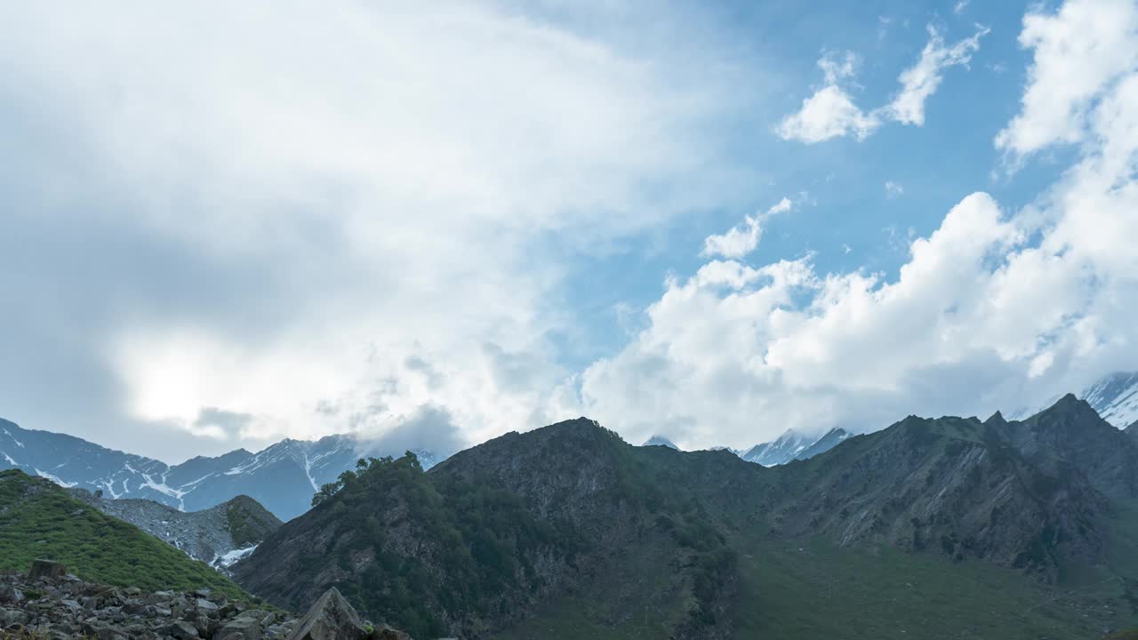 在印度喜马偕尔邦的Bakarthatch, 4K延时拍摄的云在风景秀丽的山上移动。自然景观。在夏季的比目鱼之旅中，壮丽的自然景色。视频素材