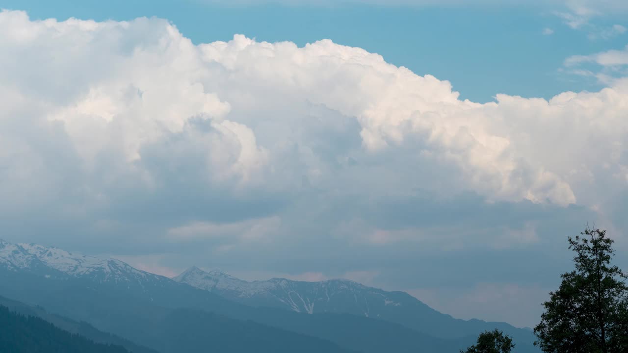 黑色季风云在印度喜马偕尔邦马纳利Burwa村的山上移动。山的风景。乌云在山上快速移动。视频素材