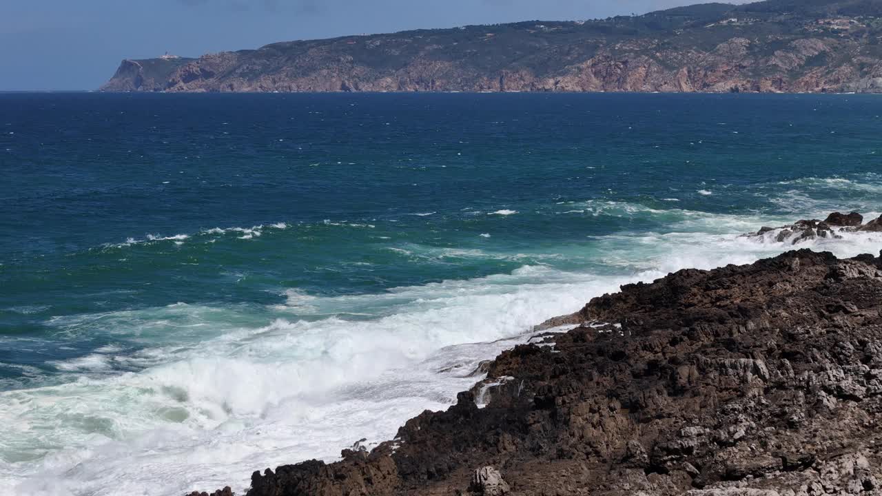 鸟瞰图海浪冲击着葡萄牙金丘崎岖的海岸线视频下载