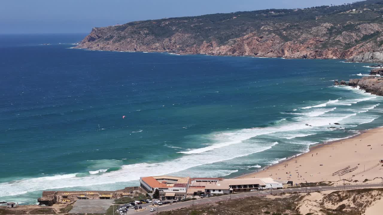 鸟瞰图海浪冲击着葡萄牙金丘崎岖的海岸线视频下载