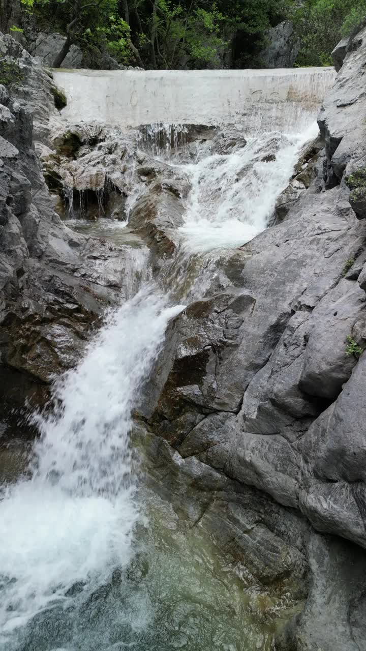 希腊一个小瀑布的航拍视频视频素材