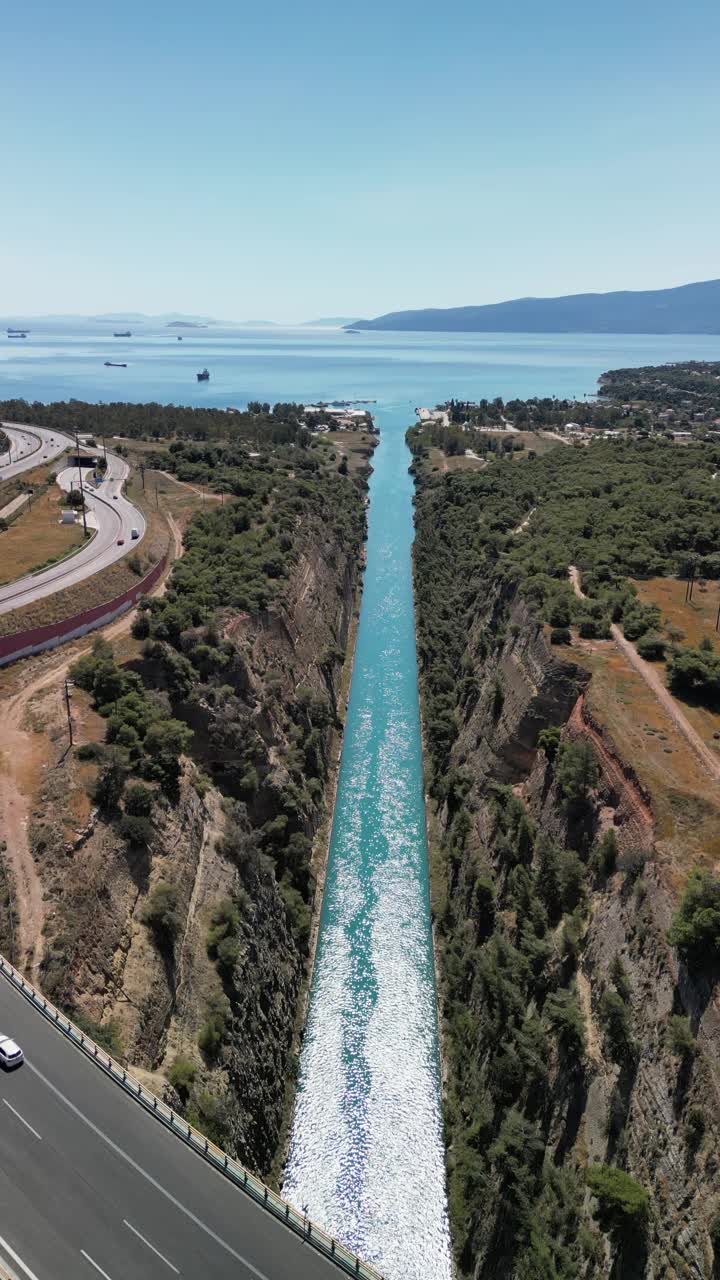 俯瞰著名的科林斯运河地峡，伯罗奔尼撒，希腊视频素材