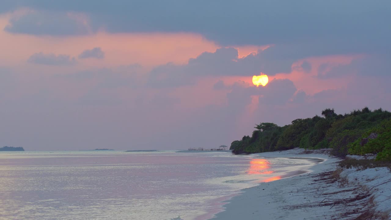 在热带海上日落时的景色。旅游目的地视频下载