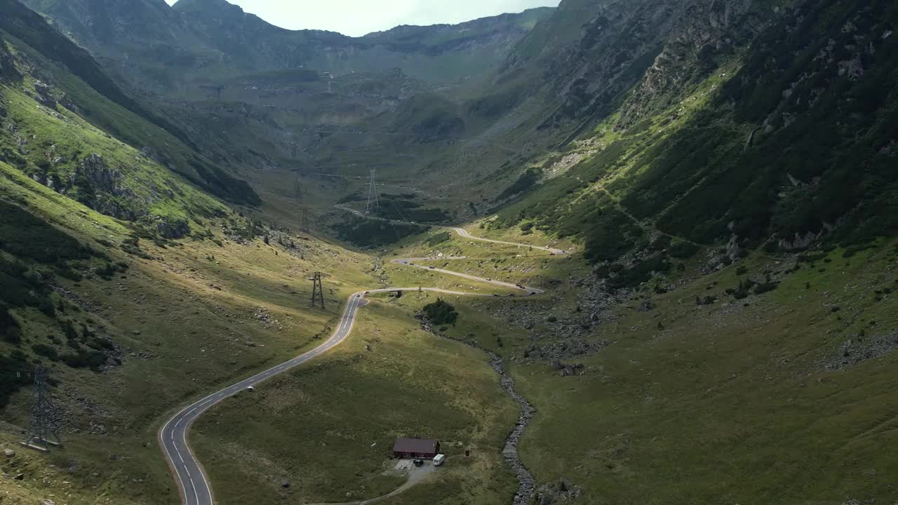 Fagaras山的transagarasan公路鸟瞰图。罗马尼亚著名的弯道。视频下载