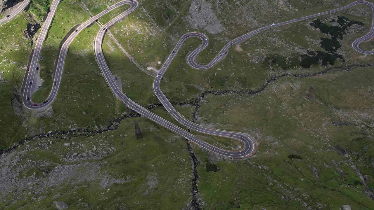 Fagaras山的transagarasan公路鸟瞰图。罗马尼亚著名的弯道。视频素材