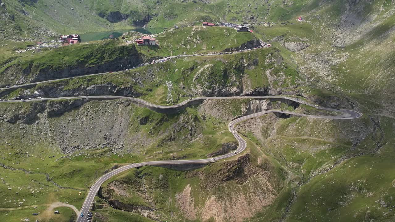 Fagaras山的transagarasan公路鸟瞰图。罗马尼亚著名的弯道。视频素材